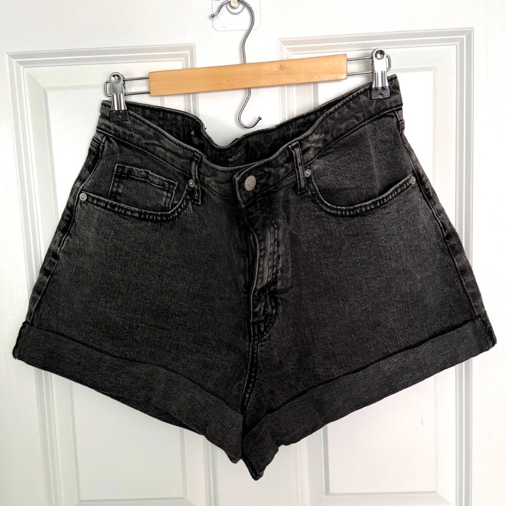 Wild Fable Super High Rise Rolled Cuff Shorts Size 14 Black/Grey Wash 2.5 inch - Picture 2 of 7